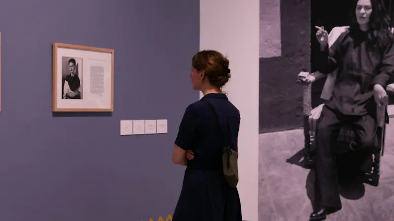 Visitante en la exposición Kahlo sin fronteras